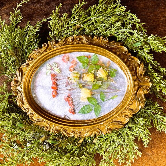 Mixed florals in resin - Picture 1 of 2